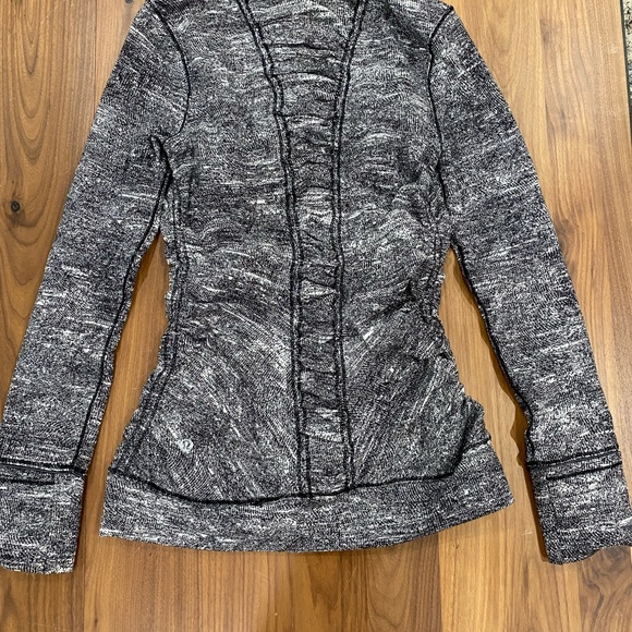 Lululemon Jacket in like new condition - Picture 4 of 6